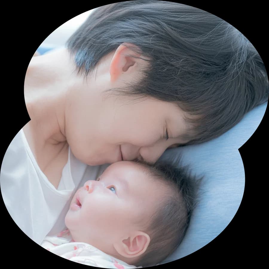 赤ちゃんを抱っこして見つめ合う母親